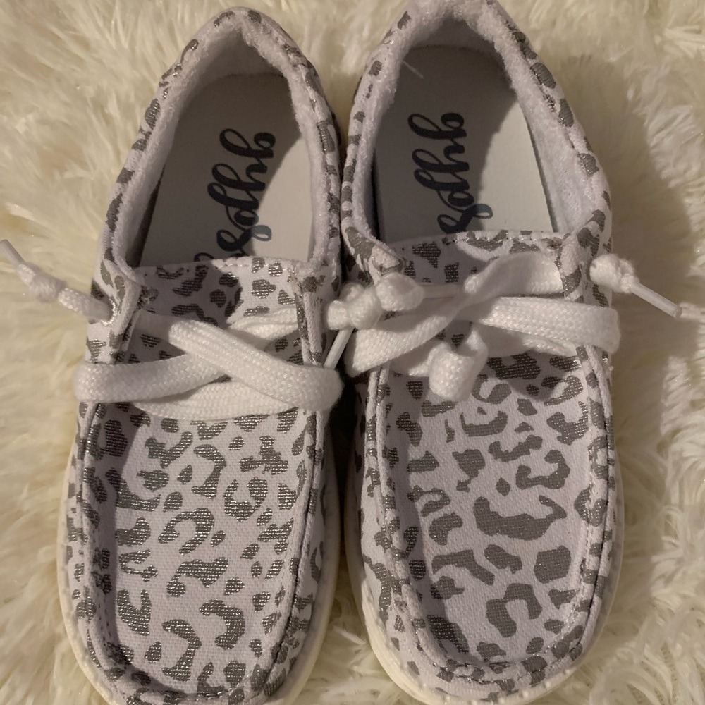 Girls silver/white Leopard Print Casual Loafer Shoe Size 11